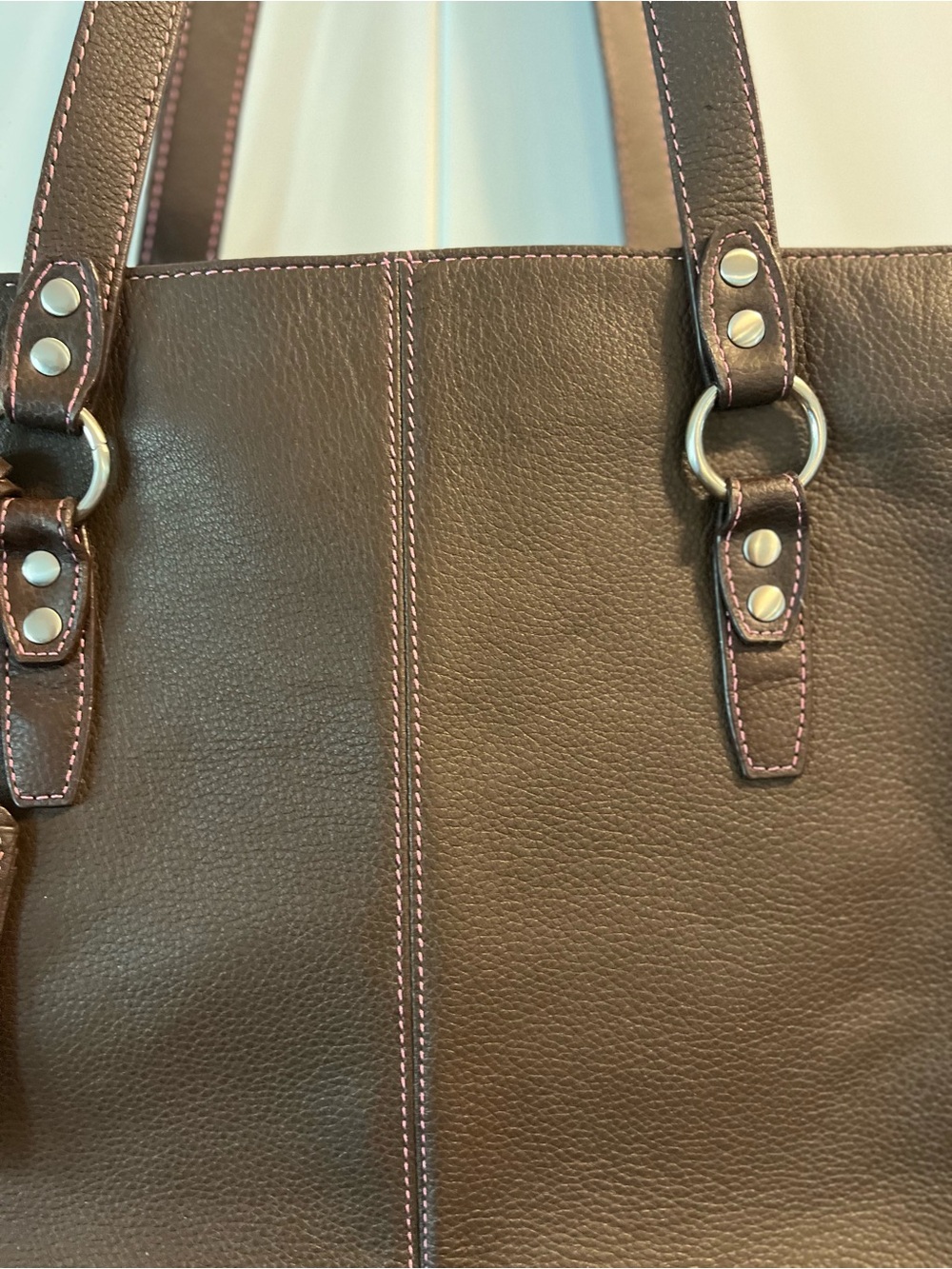 Buxton Brown Leather Shoulder Bag with Pink ID Tag - Picture 7 of 9